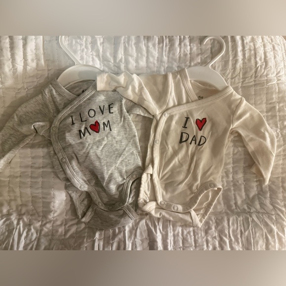 H&M Organic Cotton Baby Bodysuit Set – “I ❤️ Dad” & “I ❤️ Mom “ Newborn - Picture 5 of 6